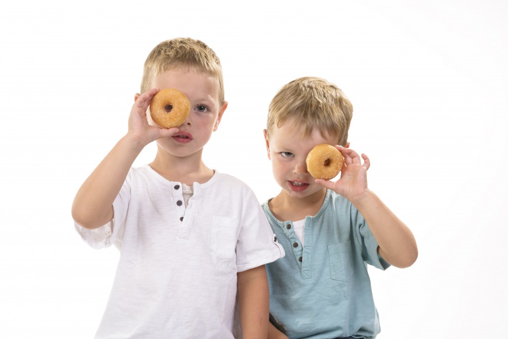 kinderen kijken door donut
