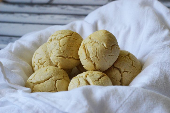 Baking with gluten free flours is very different that using wheat or whole wheat flours.  I love Challah bread but it is very hard to braid a loaf of bread made with gluten flour.  This recipe for Honey Challah Bites is a nice way to get the flavor of Challah bread!